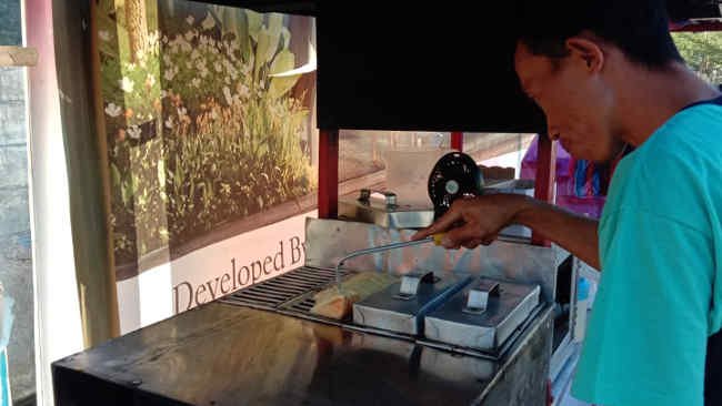 Buroncong, Kue Pinggiran yang Dirindukan