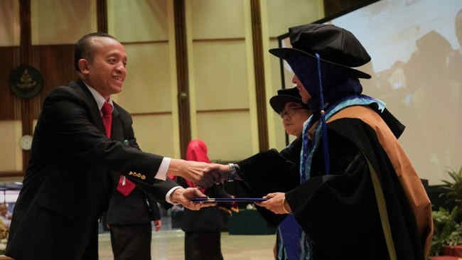 Dua Perempuan Dikukuhkan Sebagai Profesor Riset oleh KLHK