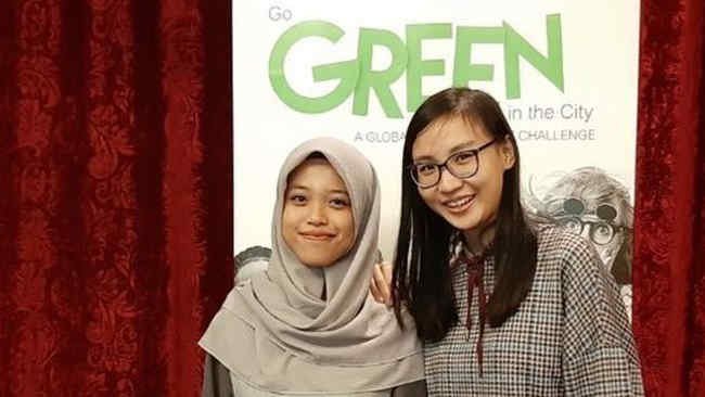 Kedua Gadis Cantik Ini Ciptakan Listrik dari Hujan