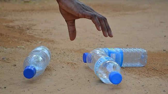 Ketika Dua Menteri Perempuan Menolak Disuguhi Air Mineral Botol Plastik