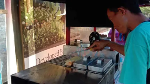 Buroncong, Kue Pinggiran yang Dirindukan