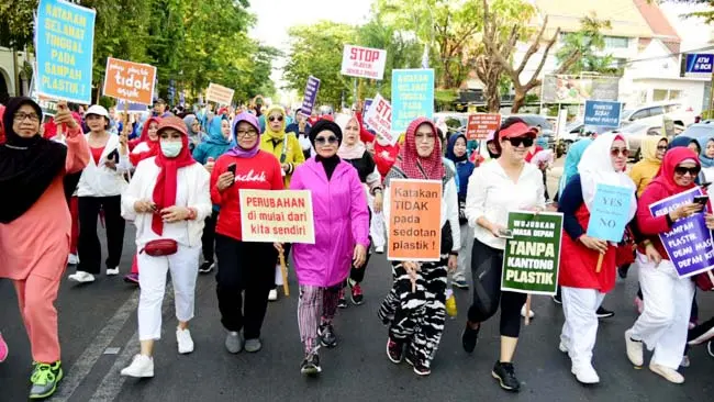 Foto Aksi Liestiaty F Nurdin Ajak Organisasi Perempuan Kendalikan Sampah Plastik
