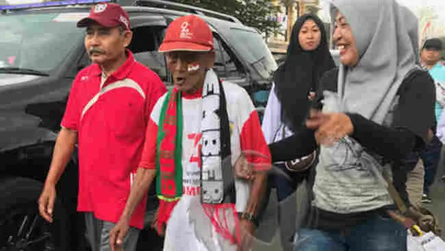Hobi Jalan Kaki, Tukimin Ikut Gerak Jalan 30 Km di Usia 113 Tahun