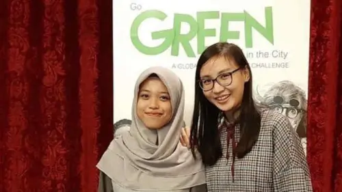 Kedua Gadis Cantik Ini Ciptakan Listrik dari Hujan