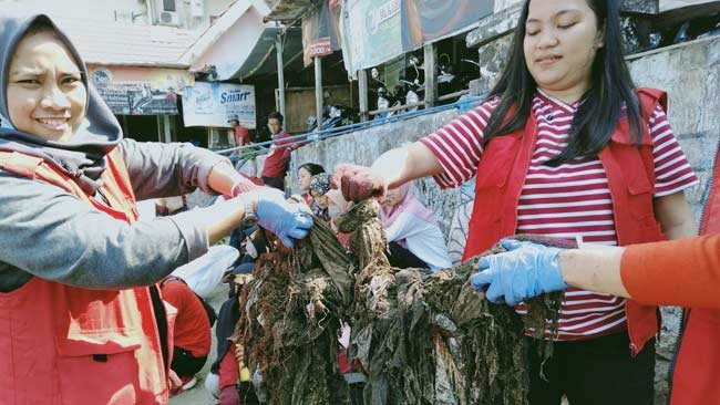 Ada Sampah Mirip “Genderuwo” di Dermaga Kayubangkoa Saat Aksi WCD