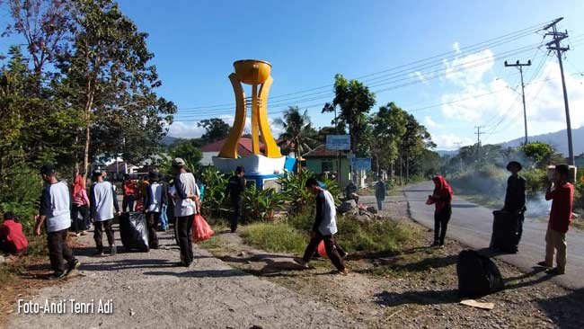 FOTO: Aksi Komunitas Tobonga dan Penggiat Literasi Merawat Bumi