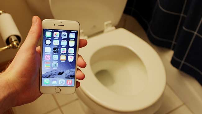 Bawa Ponsel ke Toilet Timbulkan Banyak Penyakit, Simak Penjelasannya!