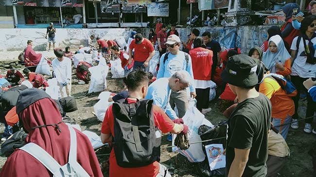 Bersatunya Relawan Anti Plastik di Pantai Losari Rayakan WCD 2019