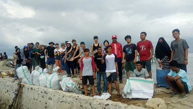 FOTO: Cita dan Aksi Bersih Mahasiswa Jepang dan Unhas di Pulau Sembilan