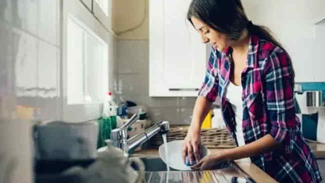 Simpel, Ini 9 Bahan dan Tips Ampuh Mengatasi Piring Berminyak dan Bau