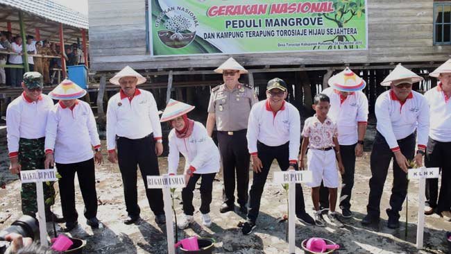 Hijaukan Lingkungan Pesisir, OASE Kabinet Kerja Tanam 500 Bibit Mangrove