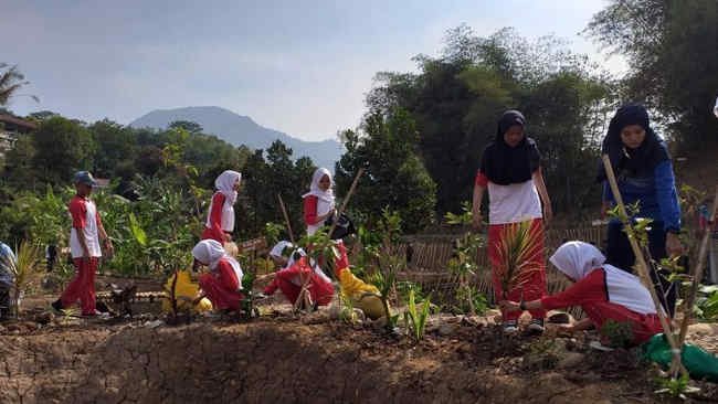 Pelajar di Bandung Pilih Aksi Lingkungan daripada Turun ke Jalan
