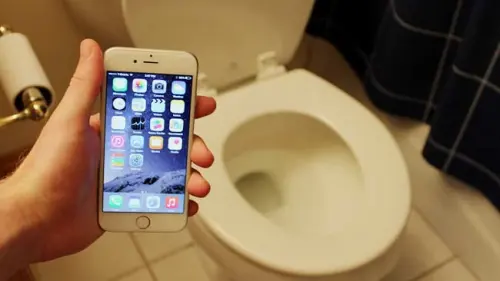 Bawa Ponsel ke Toilet Timbulkan Banyak Penyakit, Simak Penjelasannya!