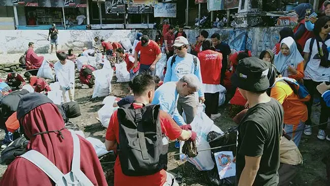 Bersatunya Relawan Anti Plastik di Pantai Losari Rayakan WCD 2019