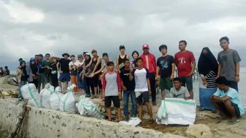 FOTO: Cita dan Aksi Bersih Mahasiswa Jepang dan Unhas di Pulau Sembilan