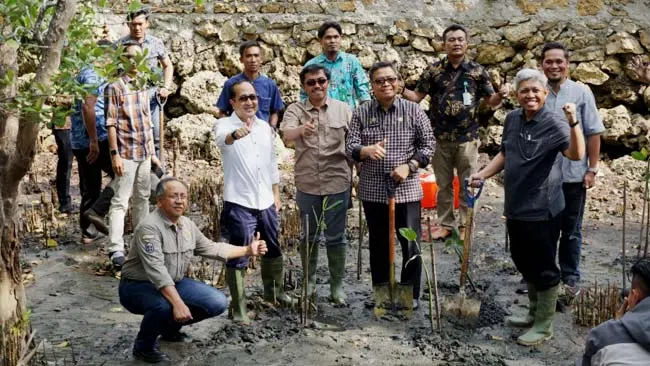 FOTO: Keseruan IKA-PIMNAS Tanam Mangrove di Pantai Rangas Mamuju