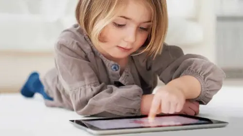 Ini Alasan Bermain Gadget Anak-Anak dan Remaja Harus Dibatasi