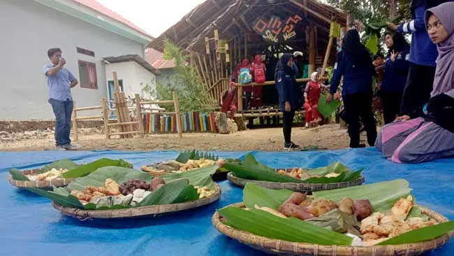 Pakai Pikap ke Sikola Macca, Mahasiswa Jepang Makan di Daun Pisang