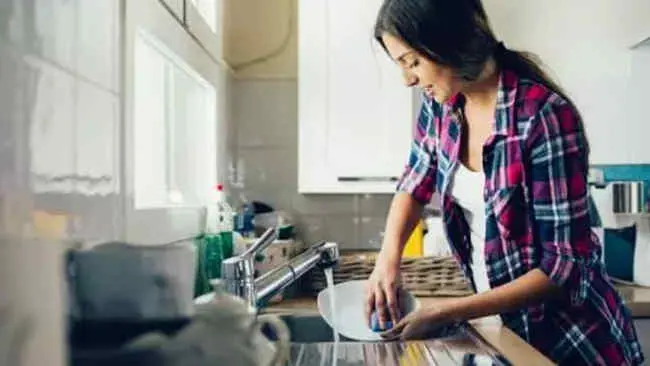 Simpel, Ini 9 Bahan dan Tips Ampuh Mengatasi Piring Berminyak dan Bau