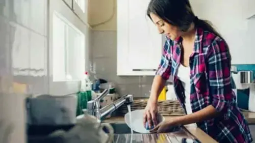 Simpel, Ini 9 Bahan dan Tips Ampuh Mengatasi Piring Berminyak dan Bau