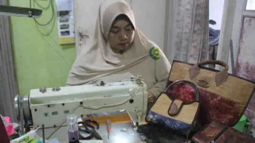 Di Tangan Weny Kertas Semen Bekas Menjelma jadi Jutaan Rupiah