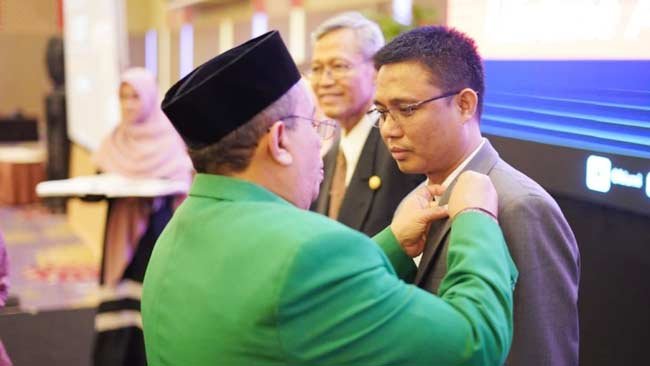 Dekan FTI UMI Beri Penghargaan untuk Pengurus PII Pusat Habibie Razak