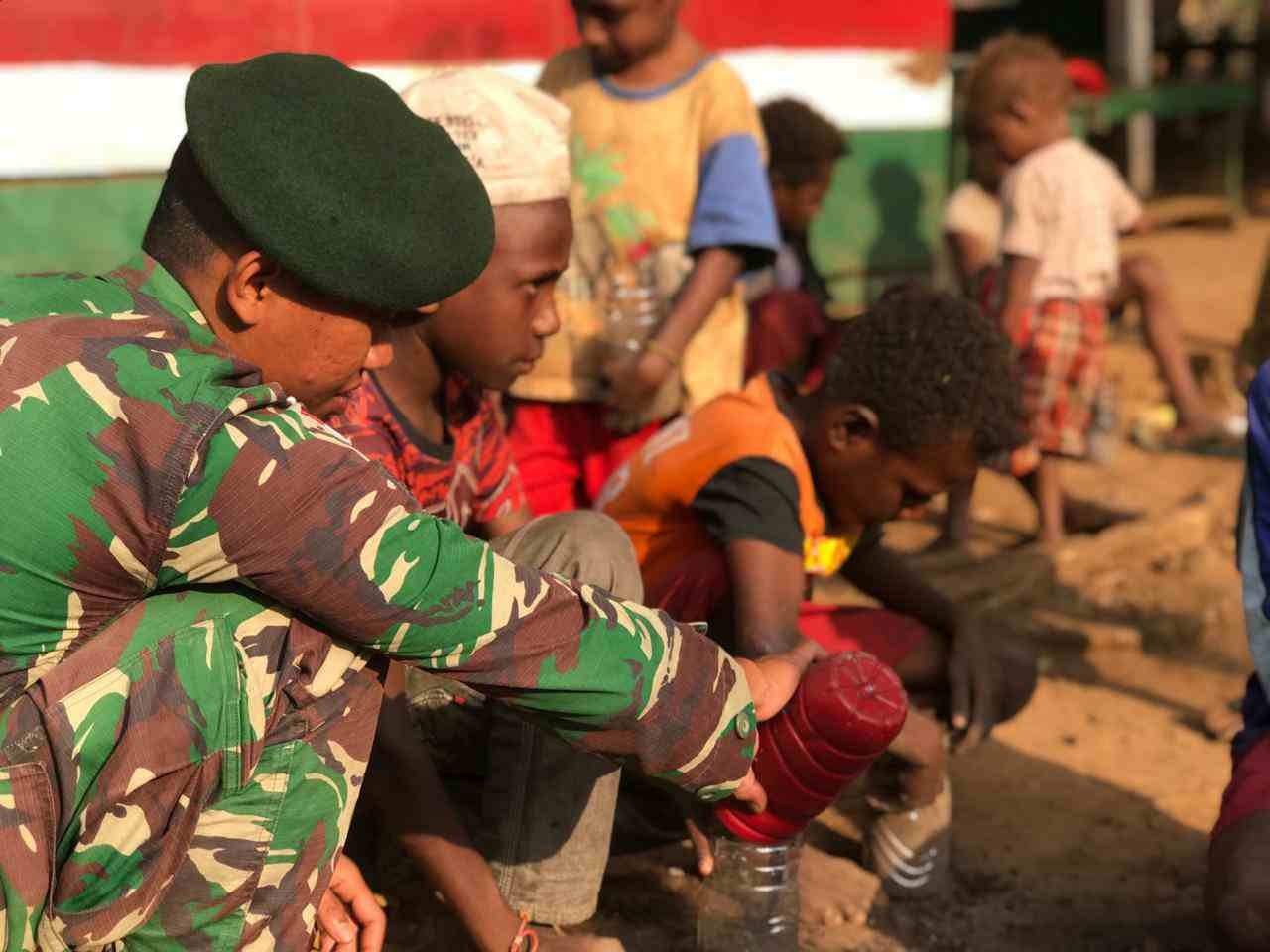 Satgas Yonif MR 411 Kostrad Ajarkan Anak-anak Perbatasan Cara Menanam Hidroponik