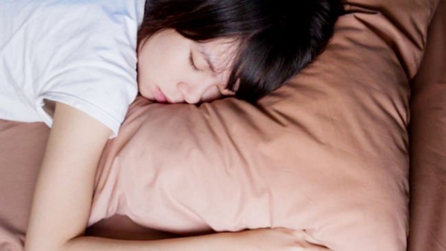 Terlalu Lama Tidur di Akhir Pekan Bisa Picu Serangan Jantung, Benarkah?
