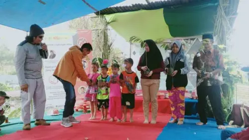 Klikhijau Bagi Gratis 300 Bibit Durian, Warga  Kindang Sumbringah