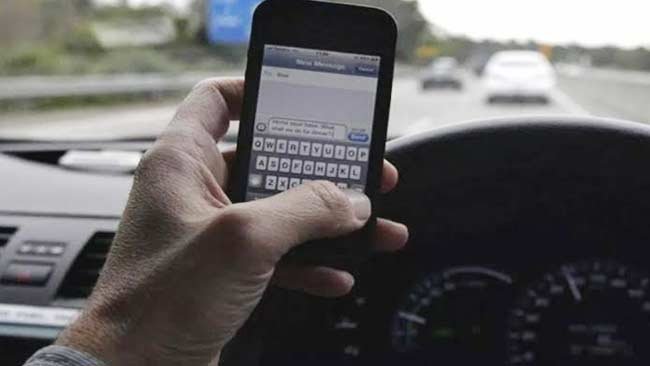 Bermain Gawai Membuat Mual di Mobil Saat Perjalanan? Ini Kata Medis