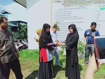 Dinas Kehutanan Sulsel Bagikan 100 Bibit Gratis Kepada Siswa SMA 20 Pangkep