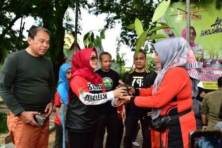 Lies F Nurdin Bagikan Bibit Pohon Gratis di CFD Sudirman