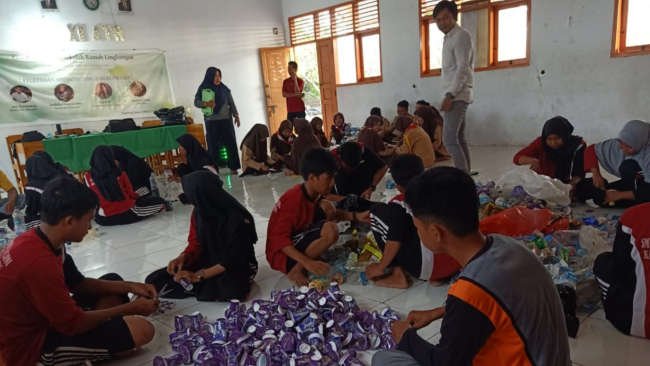 SMK Darul Ulum Layoa Terapkan Cara Sederhana Atasi Sampah Plastik