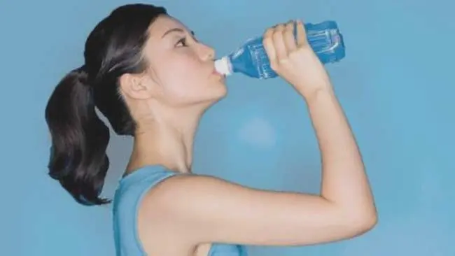 Anda Tak Harus Minum Air Putih 8 Gelas Perhari, Begini Penjelasannya