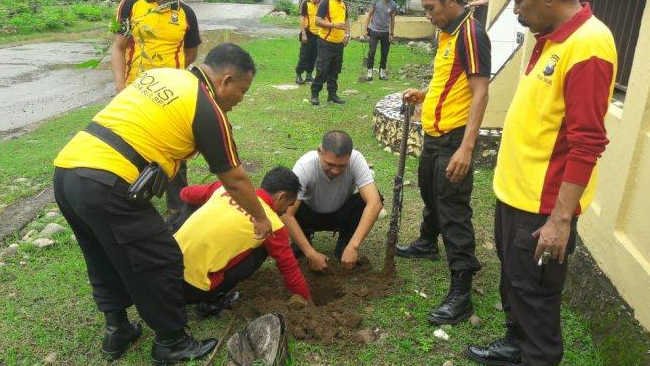 Menuju Indonesia Hijau, Polisi Tanam Pohon di Maros