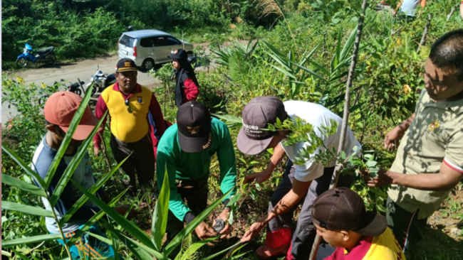 Jumat Berbeda, Polsek Sinjai Barat Mengganti Senam dengan Reboisasi