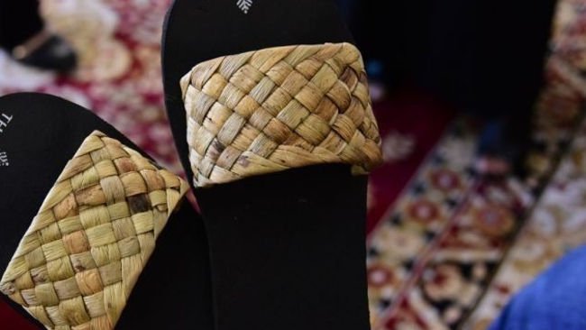 Lies F Nurdin Beri Ruang Sandal Eceng Gondok “Berkeliaran” di Hotel