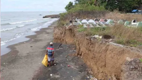 Ketika Abrasi Merampas “Rumah Terakhir” Warga Takalar