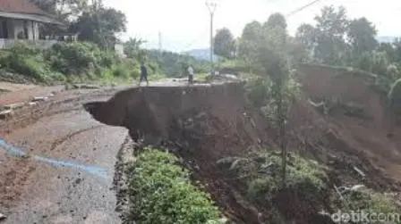 KLHK Serahkan Bantuan Logistik Korban Banjir di Bogor