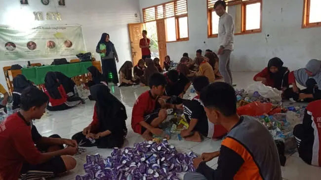 SMK Darul Ulum Layoa Terapkan Cara Sederhana Atasi Sampah Plastik