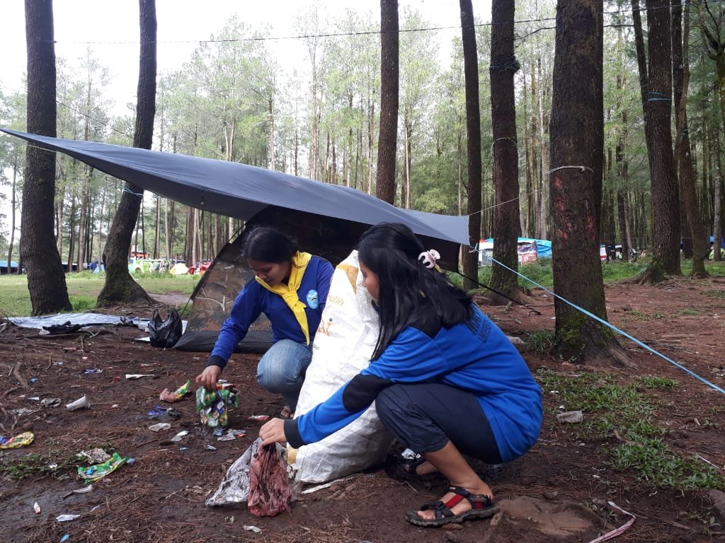 Mapala PMK UNM Bersih-Bersih Sampah di Lembanna Gowa