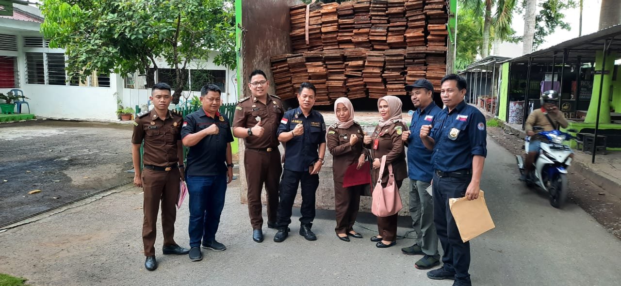 Berkas Perkara Dua Pemilik Kayu Ilegal Asal Enrekang Dilimpahkan ke Kejaksaan