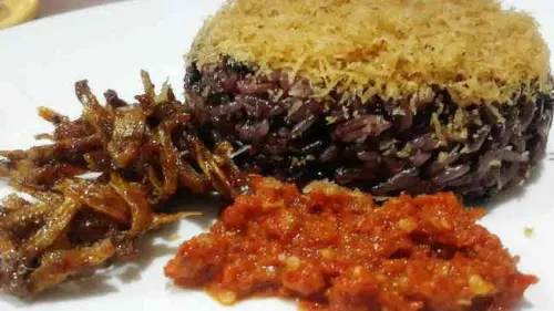 Meresapi Sensasi Malam Bersama Nasi yang Tak Pernah Tidur
