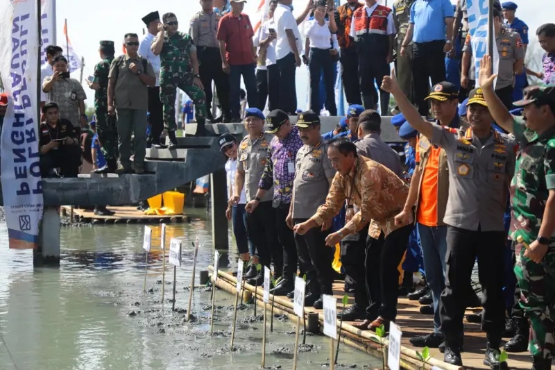 POLRI Peduli, Gelar Penghijauan Pantai dan Penguatan Ekonomi Masyarakat Pesisir