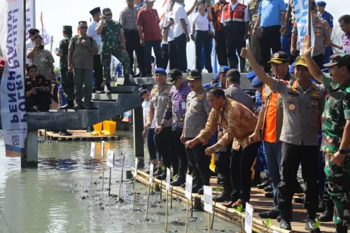 POLRI Peduli, Gelar Penghijauan Pantai dan Penguatan Ekonomi Masyarakat Pesisir