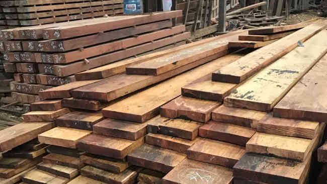 Bebal,  Perintah Tetap di Rumah Tak Berlaku bagi Pedagang Kayu Ilegal