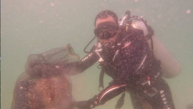 Di Kedalaman 10 Meter Komunitas Selam KLHK Beraksi Punguti  Sampah