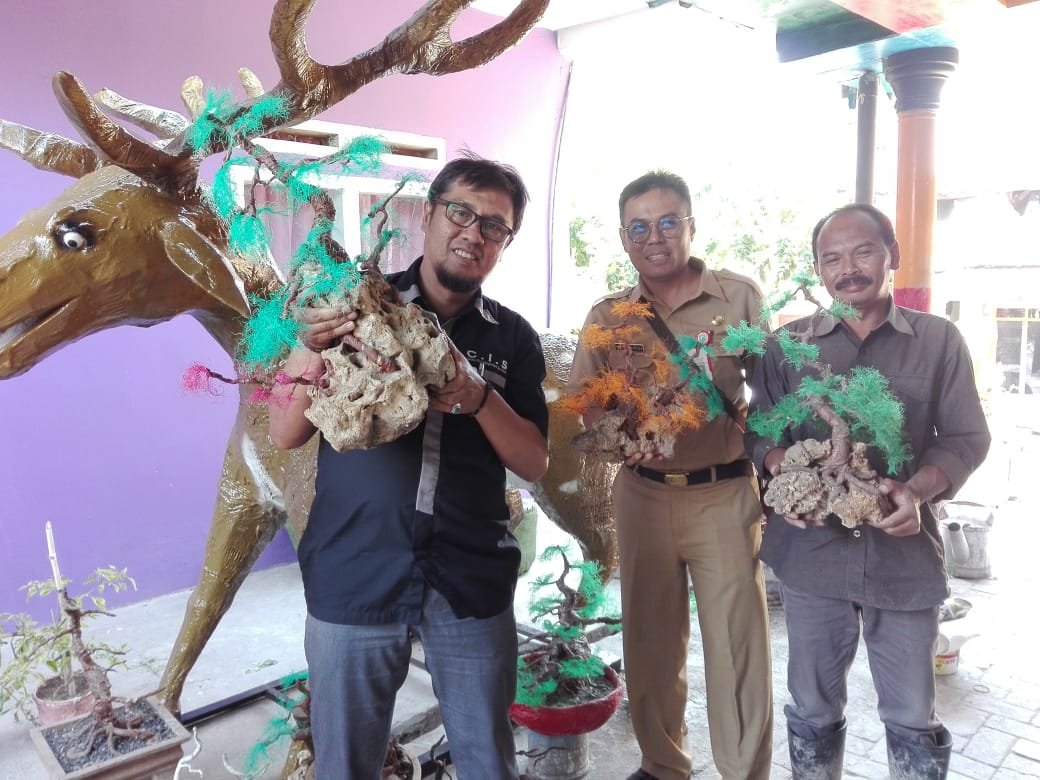 Di Tangan Rudi Ngowos, Popok Bekas Menjelma Jadi Benda Berharga