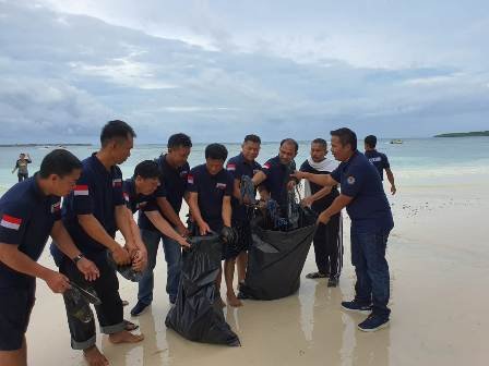 Usai Berkegiatan, Balai Gakkum Wilayah Sulawesi Bersihkan Pantai Bira