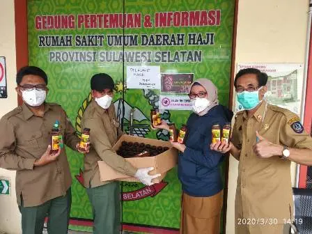 Lawan Covid-19, P3E Suma Bagikan Madu Hutan Kepada Tenaga Medis RSUD Haji Makassar